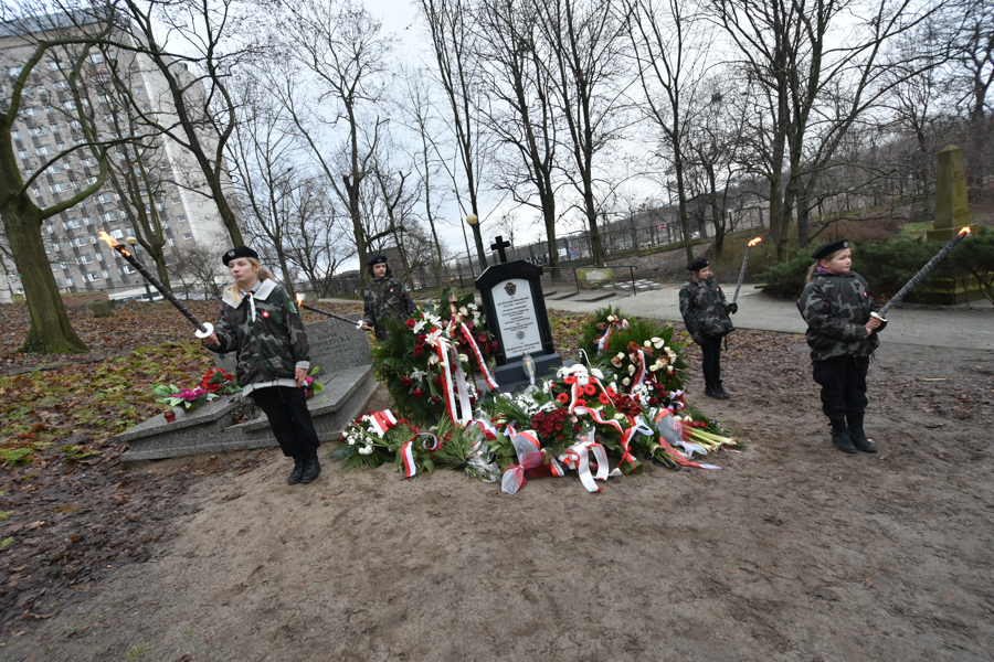 Wojtek Wardejn/Złożenie wiązanek na mogiłach generała Stanisława Taczaka i pułkownika Wincentego Wierzejewskiego