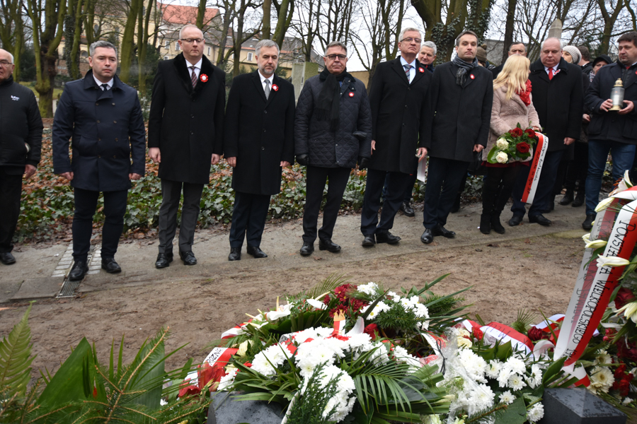 Wojtek Wardejn/Złożenie wiązanek na mogiłach generała Stanisława Taczaka i pułkownika Wincentego Wierzejewskiego