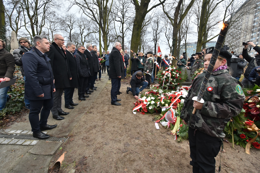 Wojtek Wardejn/Złożenie wiązanek na mogiłach generała Stanisława Taczaka i pułkownika Wincentego Wierzejewskiego