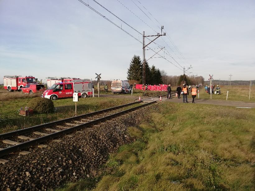 wypadek złotów samochód wjechał pod pociąg okonek - KPP Złotów