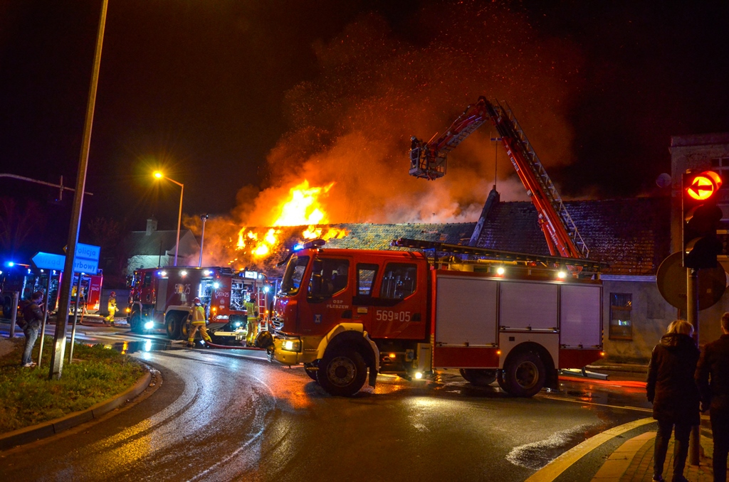 pożar pleszew noc nocny pożar straż pożarna ogień - Jarocin112