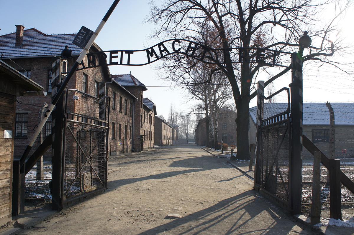 auschwitz birkenau oświęcim arbeit macht frei - Bibi595 - Praca własna, CC BY-SA 3.0, https://commons.wikimedia.org/w/index.php?curid=18245815
