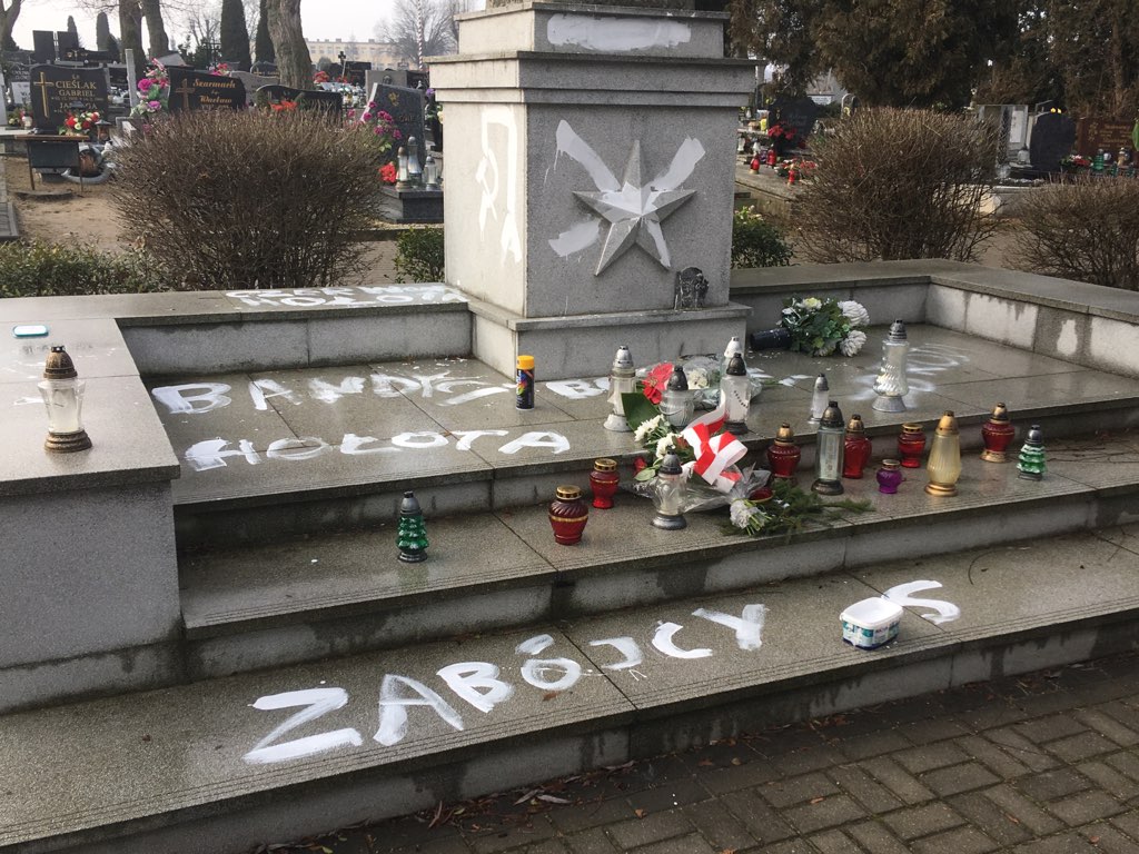 zdewastowany pomnik żołnierzy armii radzieckiej w Gnieźnie - Rafał Muniak