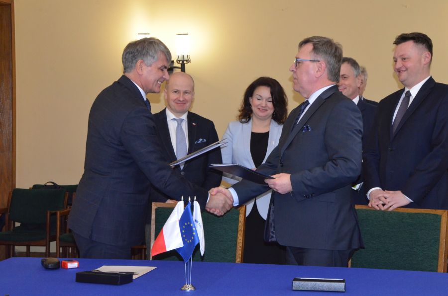 podpisanie umowy kobylnica  - powiat.poznan.pl