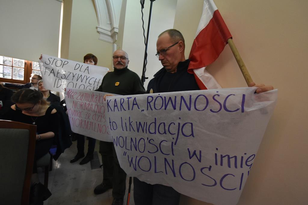 głosowanie karta równości poznań - Wojtek Wardejn