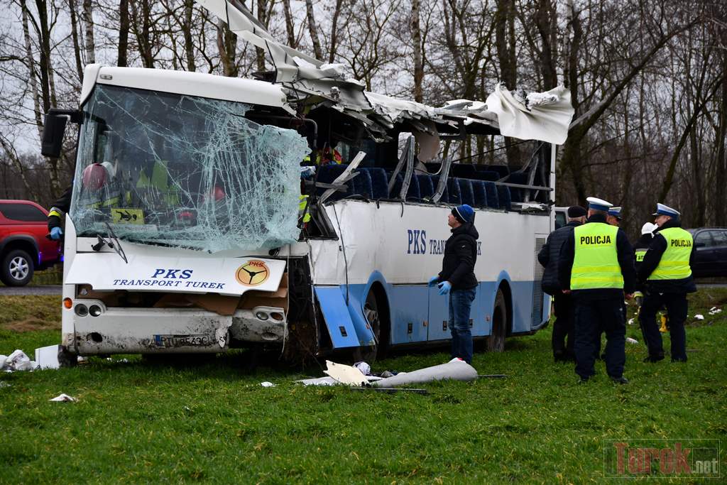 Przykona autobus z dziećmi w rowie  - iTurek.net