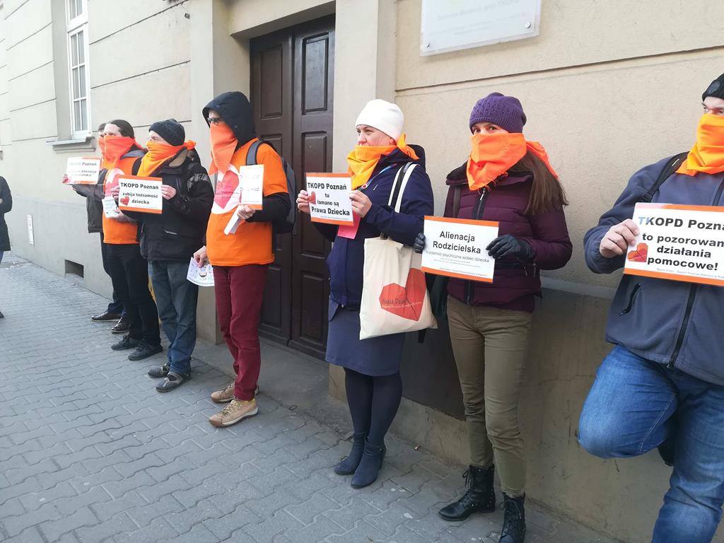 Protestują przed poznańską siedzibą KOPD - Sandra Soluk