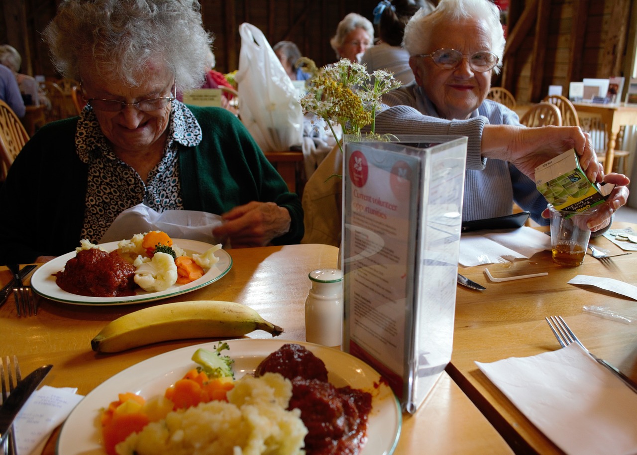 seniorzy obiad - Pixabay