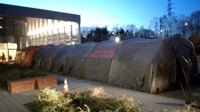 szpitalny namiot przed Szwajcarska  - UW P-ń 