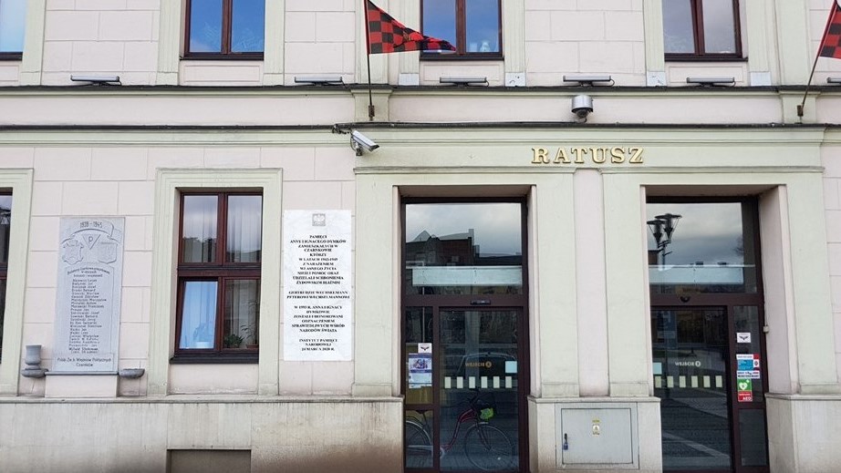 Tablica upamiętniająca Annę oraz Ignacego Dymków – Polaków ratujących Żydów w czasie II wojny światowej w Czarnkowie - IPN Poznań