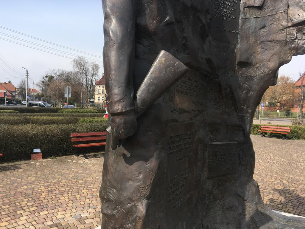 uszkodzony pomnik powstańców środa wielkopolska  - Rafał Regulski