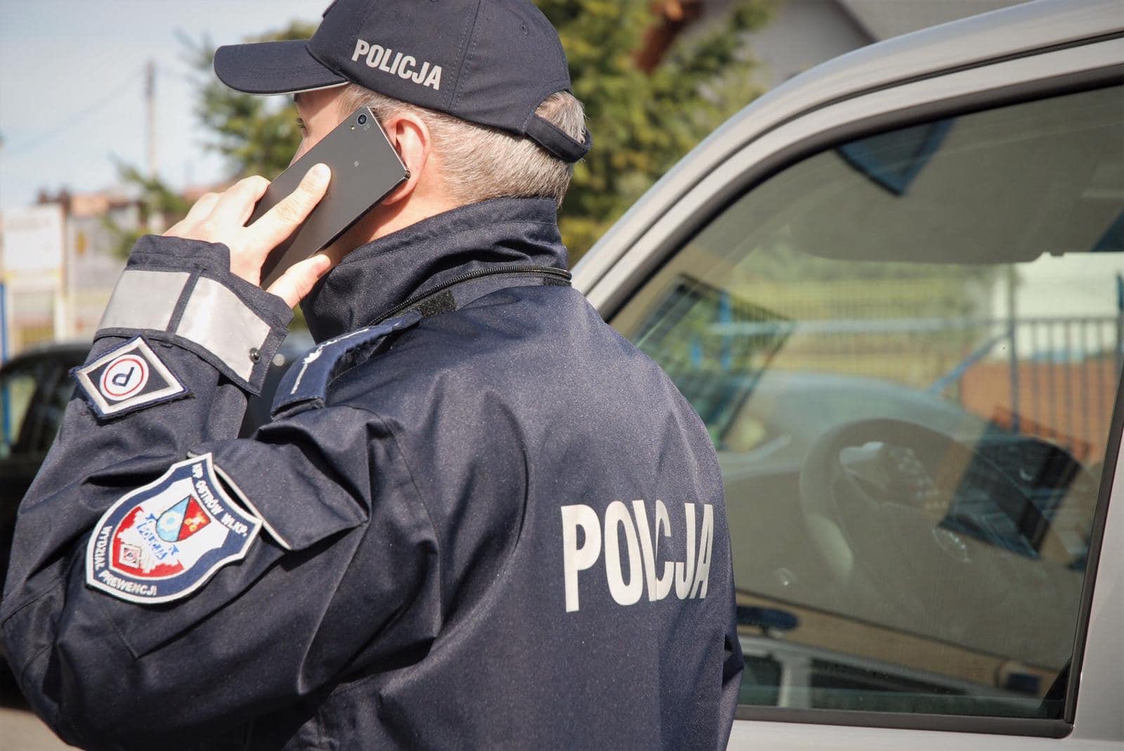 policja wypisuje mandaty policjant telefon kontrola  - Wielkopolska Policja 