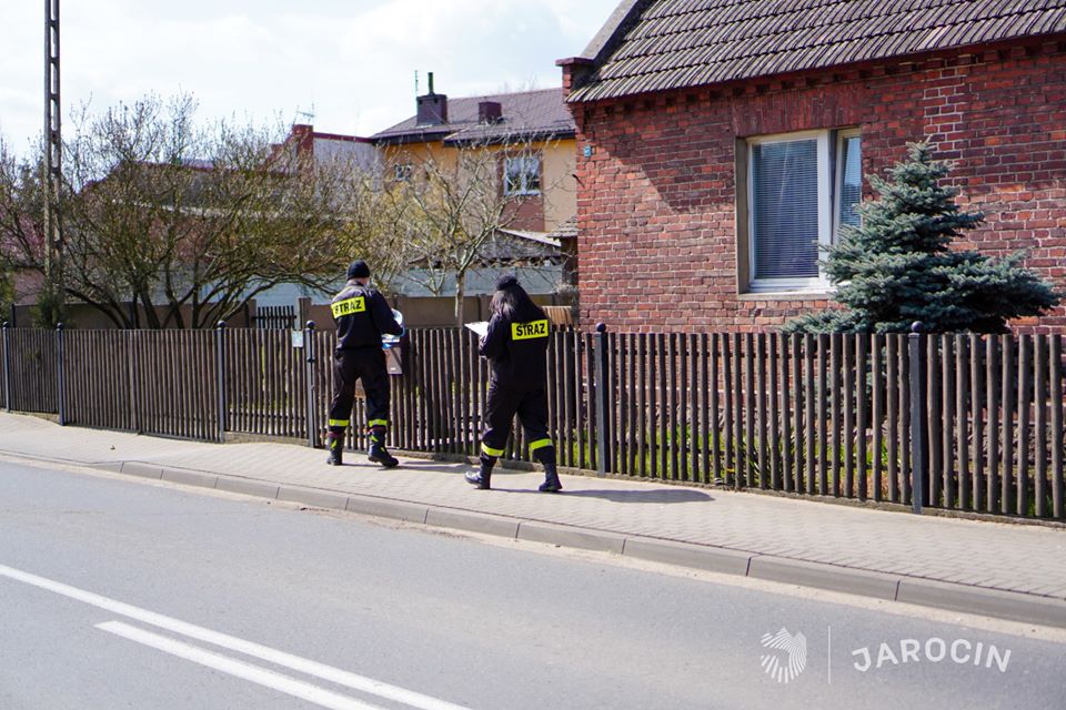 jarocin strażacy roznoszą maseczki - UM Jarocin