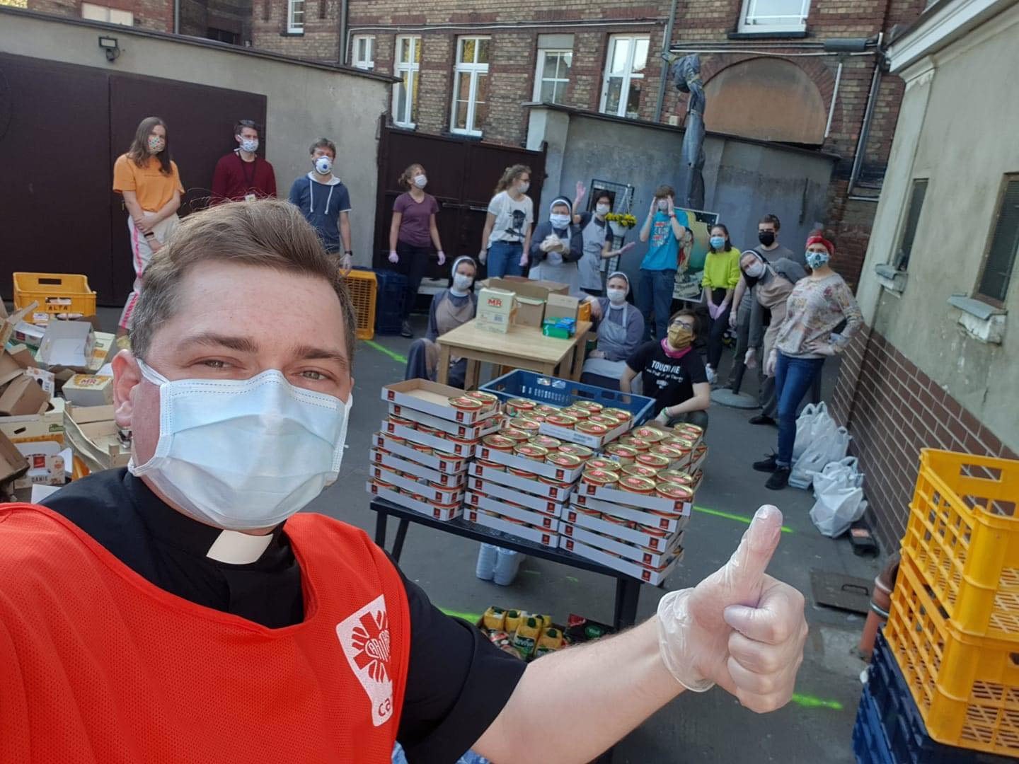 caritas paczki wielkanoc - ks. Łukasz Łukasik