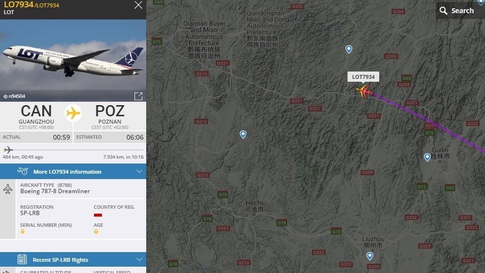 Dreamliner z zapasami maseczek i kombinezonów leci do Poznania - www.flightradar24.com