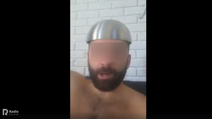 radny trzcianka z miską na głowie blur -  INFOrmator czarnkowsko-trzcianecki & INFO TV