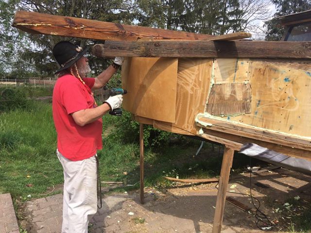 Andrzej Jungst z Gorzyc Wielkich buduje łódź - Danuta Synkiewicz