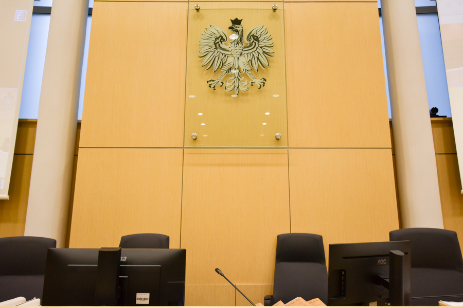 sąd sala sądowa - Wojtek Wardejn