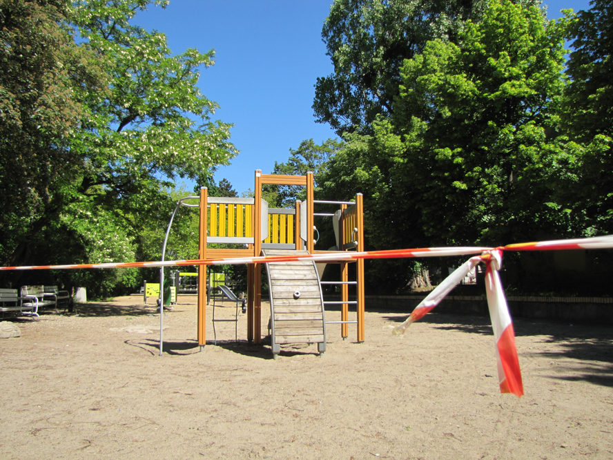 plac zabaw pusty - Leon Bielewicz