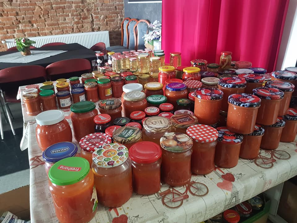 seniorki przygotowują zaprawy na zimę - Stowarzyszenie Leszczyński Bank Żywności