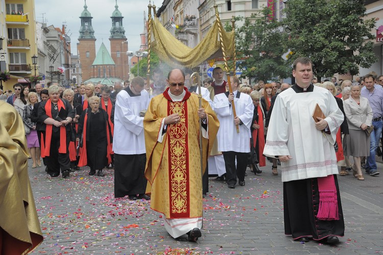 procesja bożego ciała gniezno  - www.archidiecezja.pl