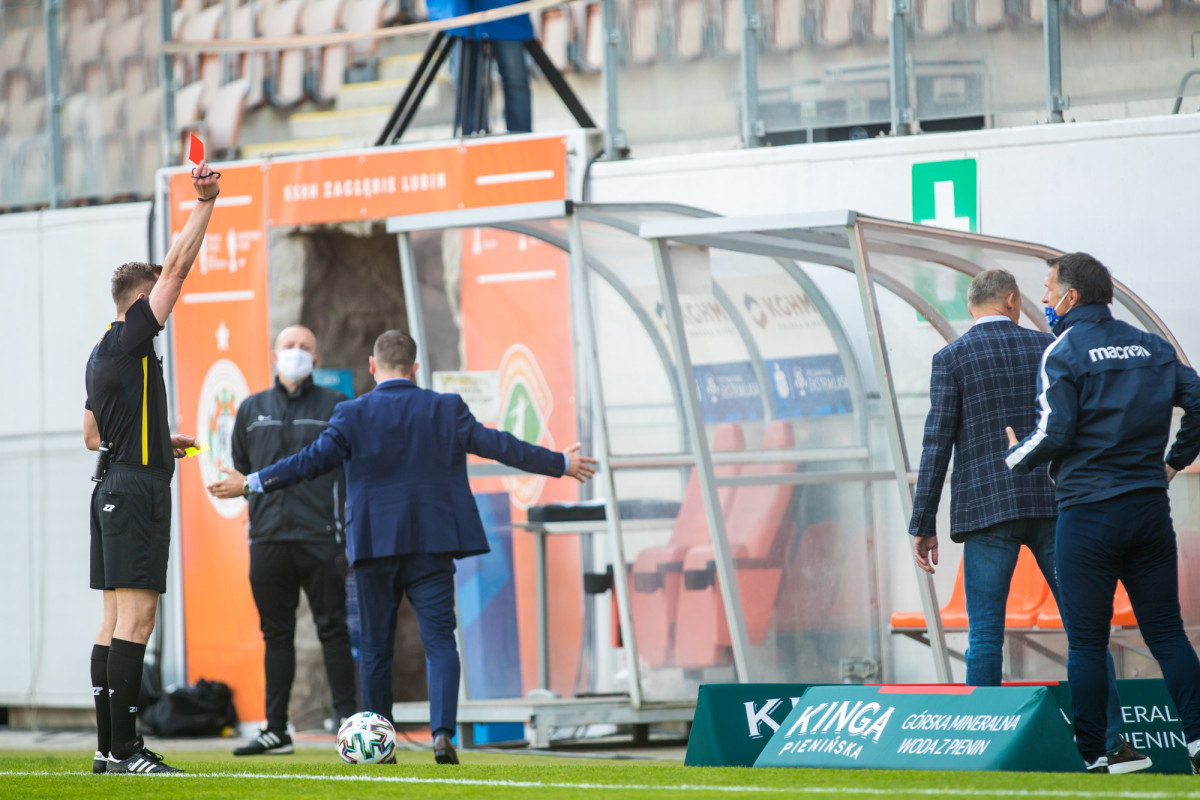 trener żuraw czerwona kartka  - Lech Poznań/Przemysław Szyszka