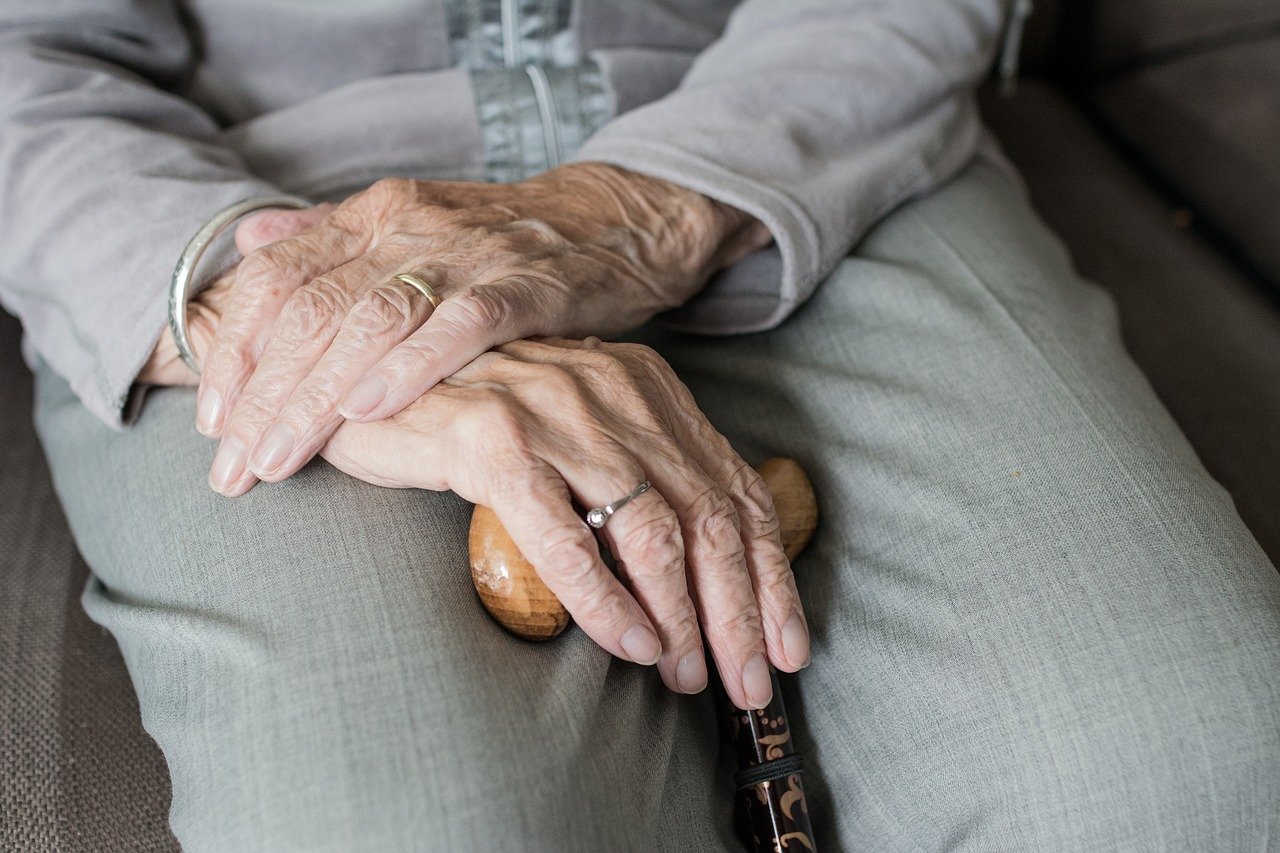 dłoń ręka senior babcia - Pixabay