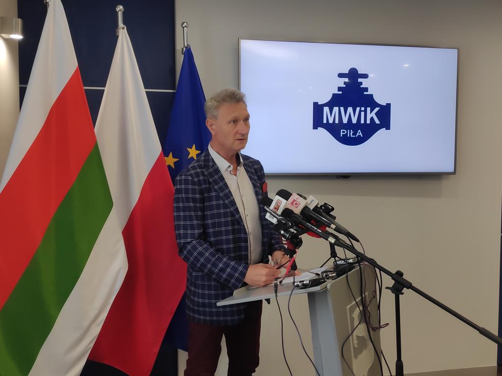 prezes Miejskich Wodociągów i Kanalizacji Mariusz Bednarczyk piła - Przemysław Stochaj