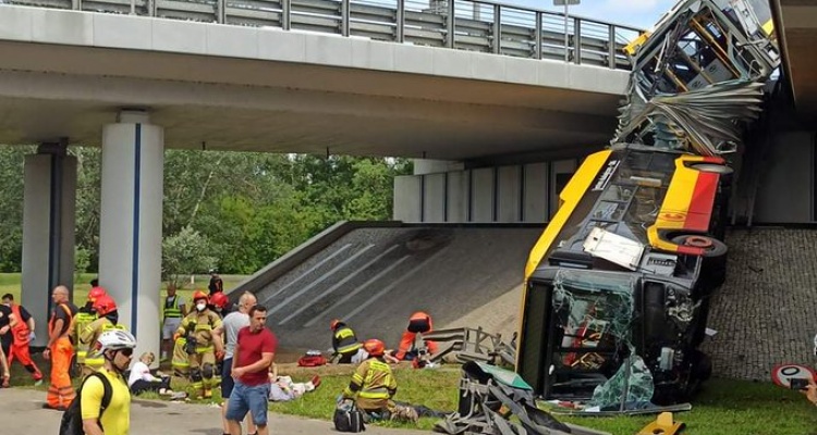 wypadek warszawa autobus  - TV Republika