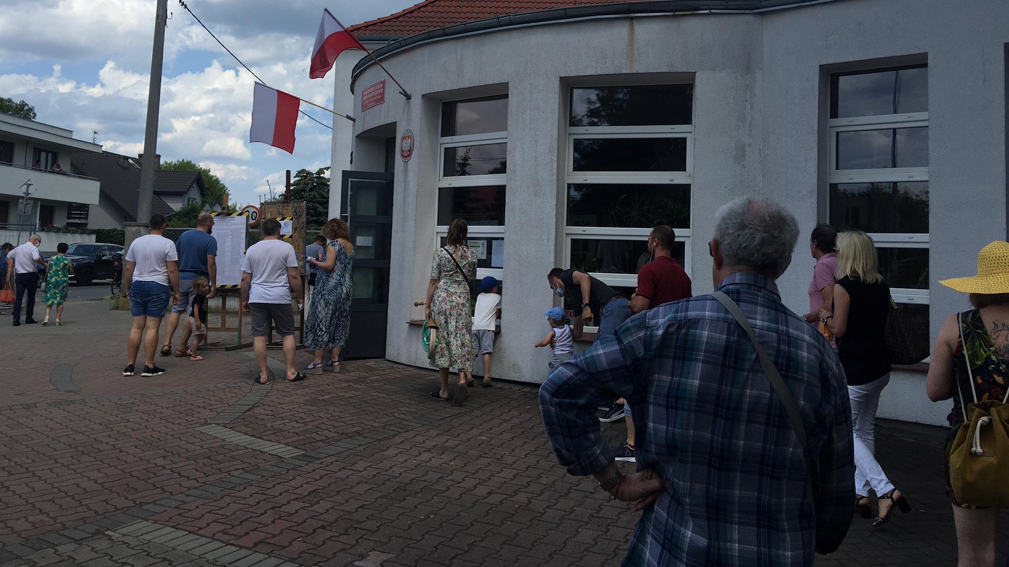 junikowo kolejka do lokalu wyborczego - Jacek Butlewski