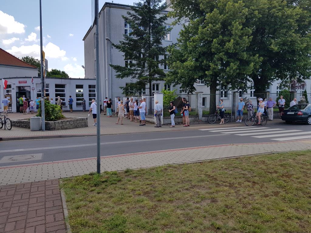 Skargi na zbyt długie kolejki do lokali wyborczych w Poznaniu junikowo - Czytelnik