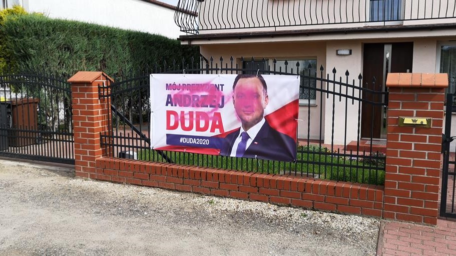 zniszczone plakaty andrzej duda kiekrz - Słuchacz