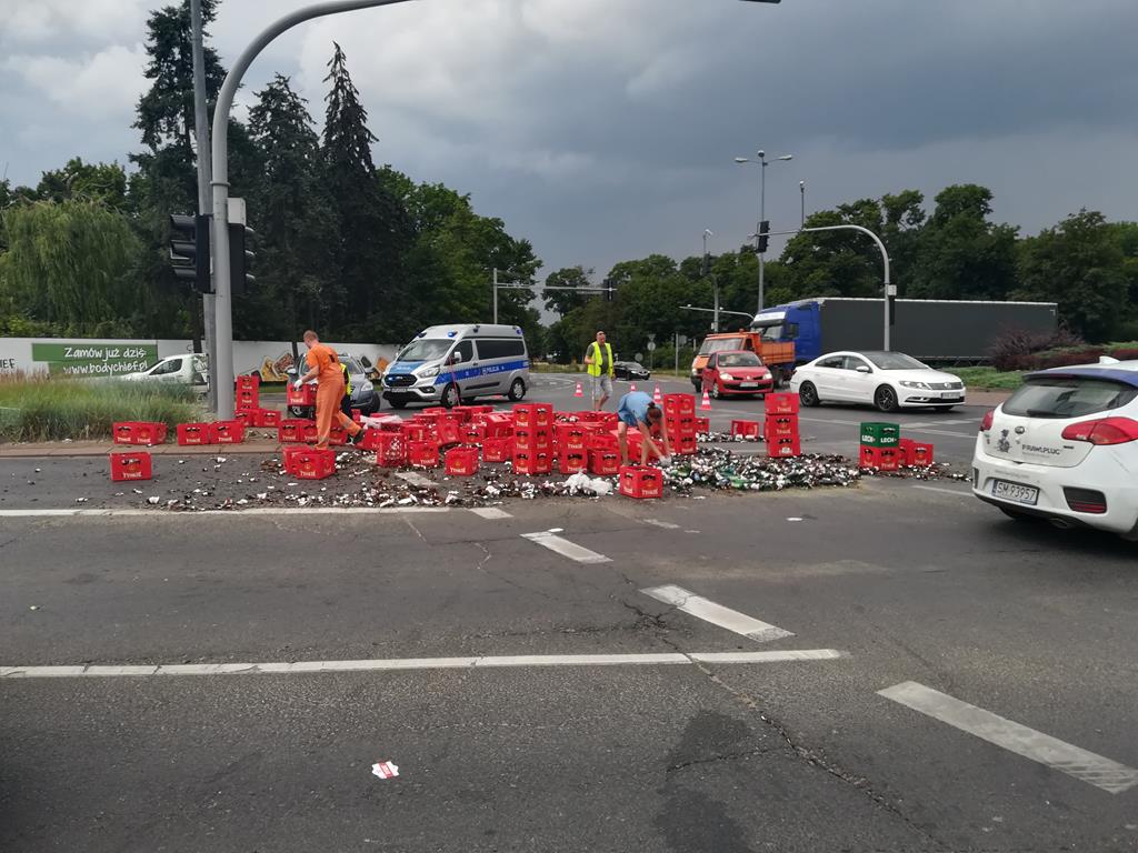 Skrzynki z butelkami po piwie na rondzie - Sandra Soluk