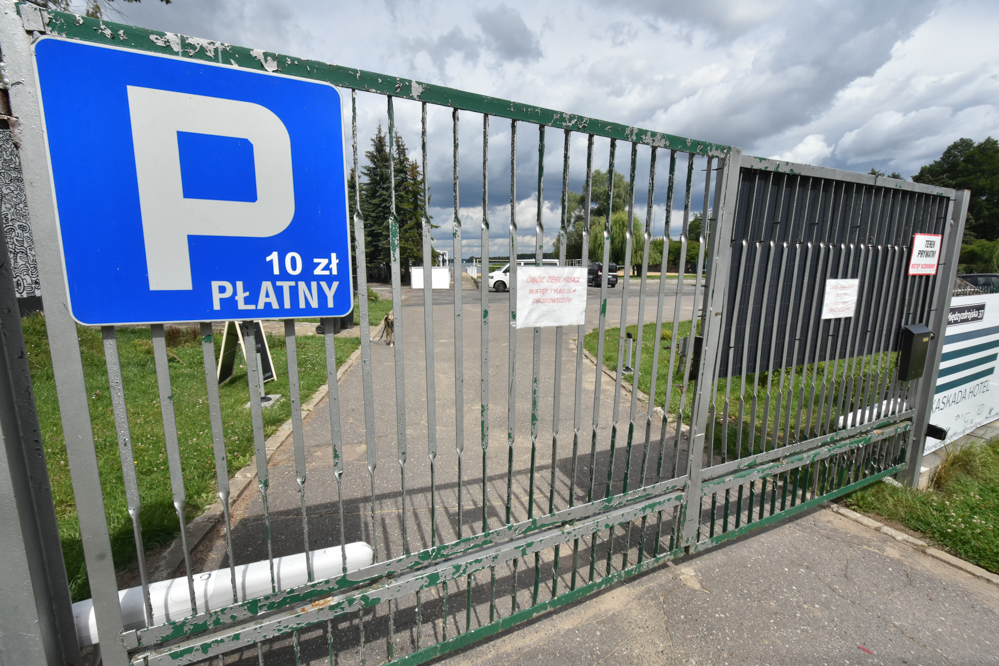 Ogrodził płotem dostęp do plaży miejskiej jezioro kierskie - Wojtek Wardejn