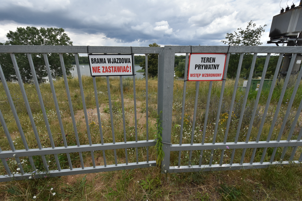 Ogrodził płotem dostęp do plaży miejskiej jezioro kierskie - Wojtek Wardejn