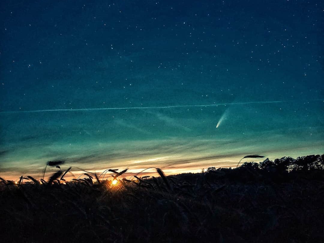  kometa Neowise - FB: Gwiazdy w dłoniach