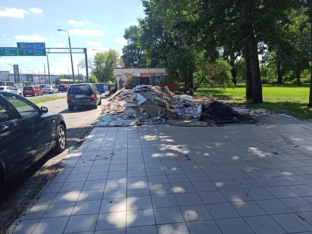Pawilony handlowe przy Rondzie Rataje zburzone - Bartosz Garczyński