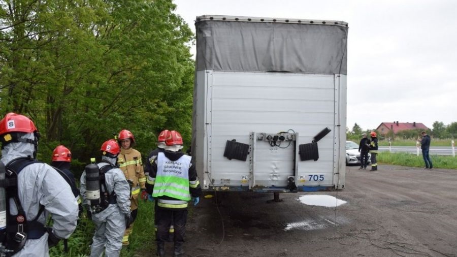 beczki zostawione przy d11 chemikalia szczury - UM Ostrów