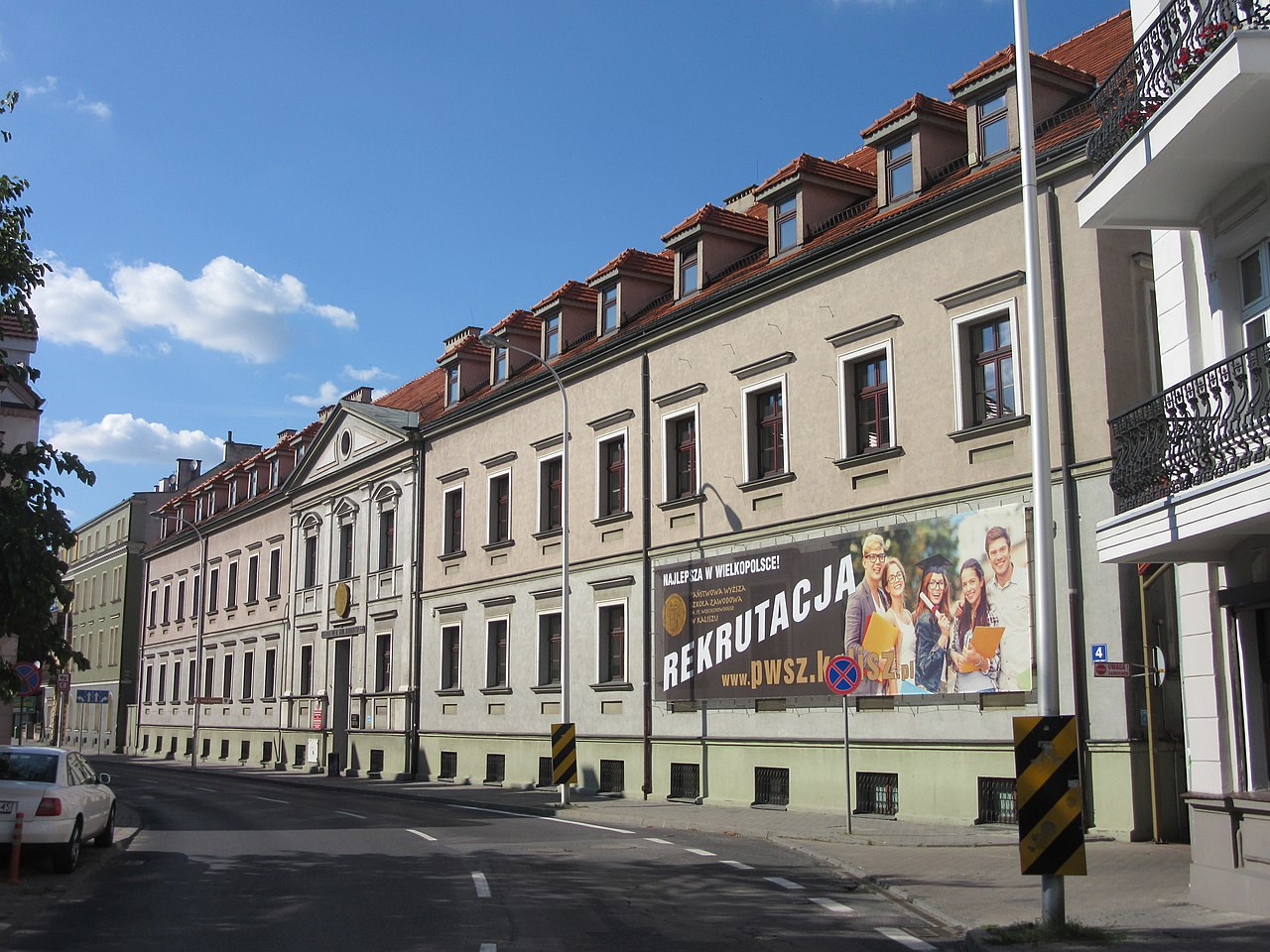 pwsz kalisz - Peżot - Praca własna, CC BY-SA 4.0, https://commons.wikimedia.org/w/index.php?curid=70881828