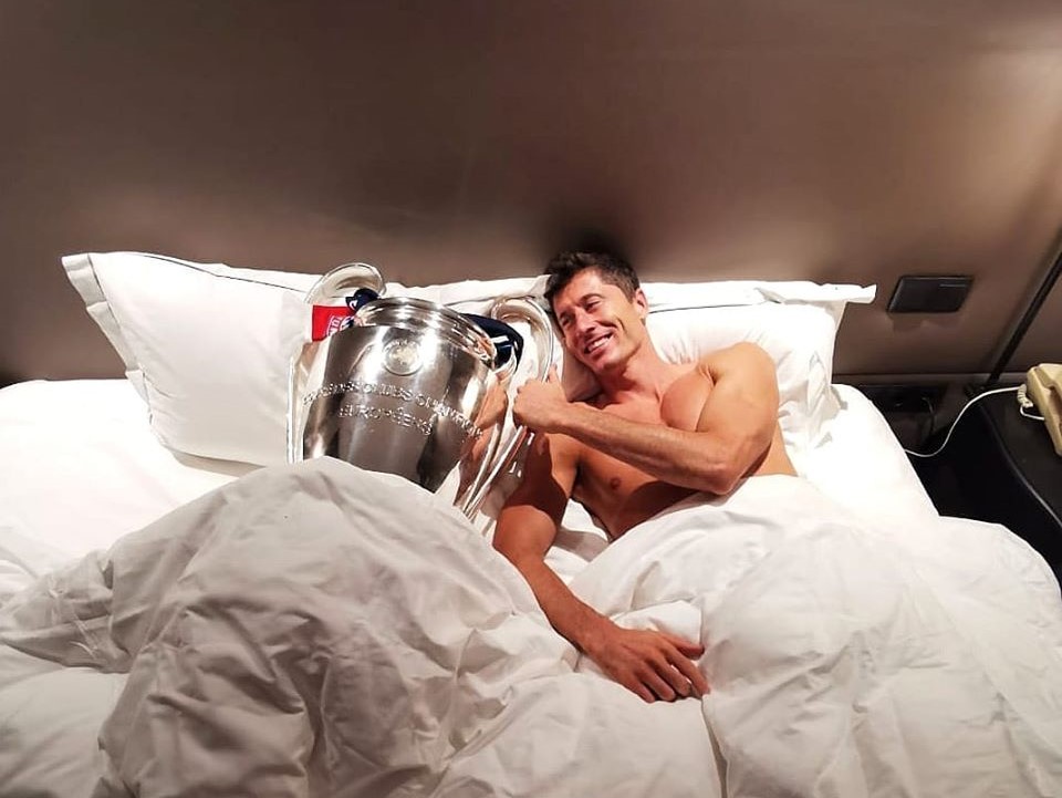 Robert Lewandowski z pucharem  - Robert Lewandowski