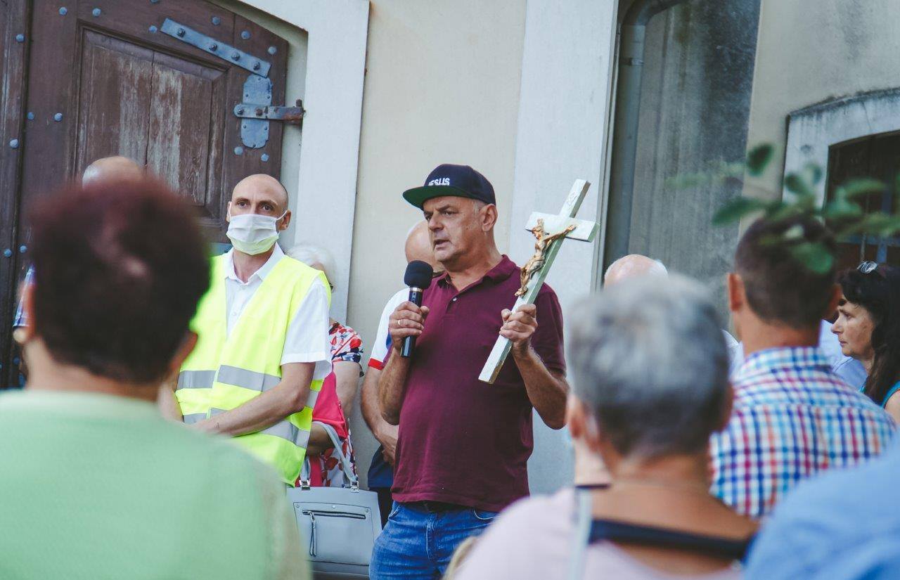 Ryszard Gromadzki z krzyżem pikietował tęczowy piknik w Nowym Tomyślu - Michał Kukułka