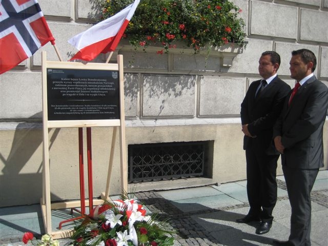 Tablica dla ofiar zamachu w Norwegii - Danuta Synkiewicz