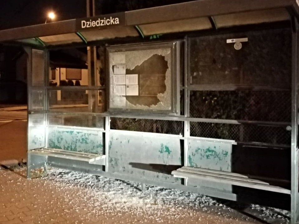 zniszczone wiaty przystankowe starołęka i głuszyna - ZTM Poznań