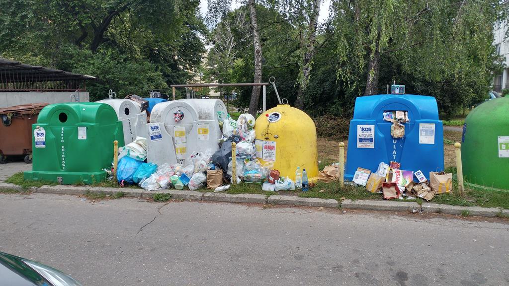 kosze przepełnione kubły segregacja - Słuchacz