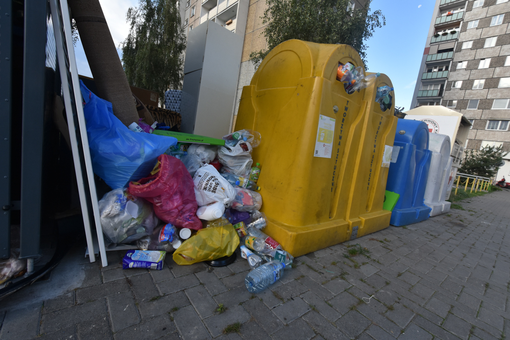 śmieci kosze - Wojtek Wardejn