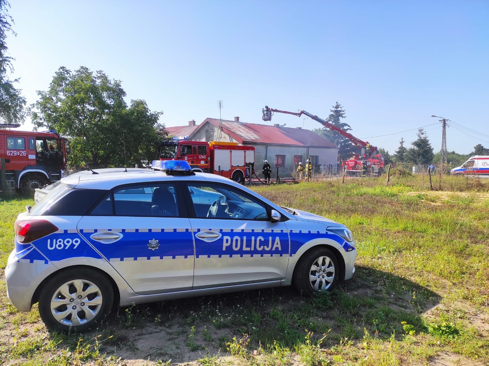 pożar tuliszków wynieśli kobietę z płonącego budynku - TT: Wielkopolska Policja