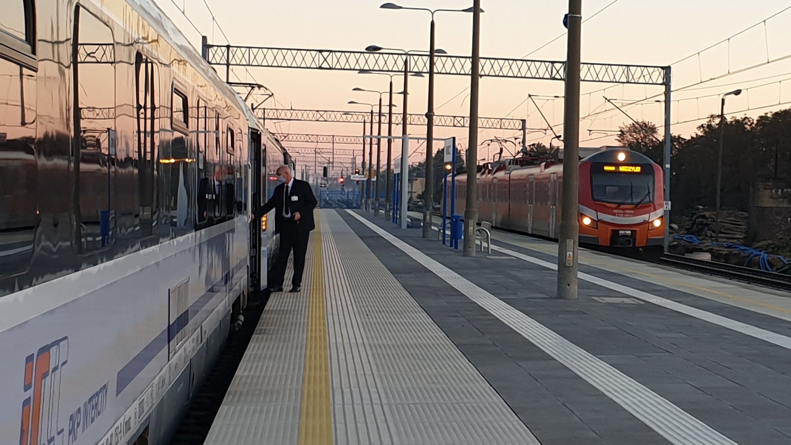 peron pociąg  - PKP PLK SA