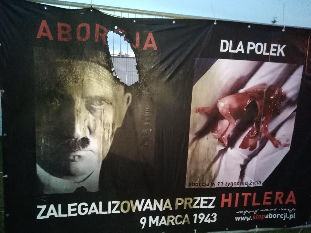 Uszkodzone plakaty antyaborcyjne w Wolsztynie - Adam Brawata