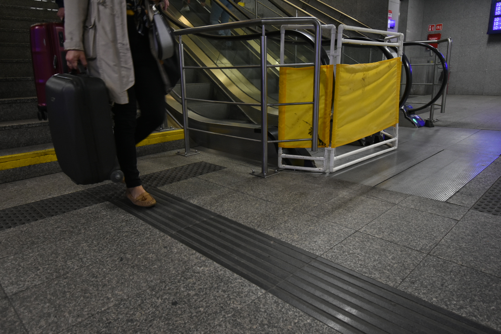 dworzec schody uszkodzone  - Wojtek Wardejn