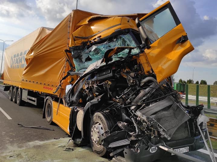 zderzenie ciężarówek a2 - FB: Komenda Miejska Policji w Poznaniu